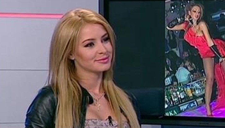 Плеймейтка се предлага безплатно на абитуриенти