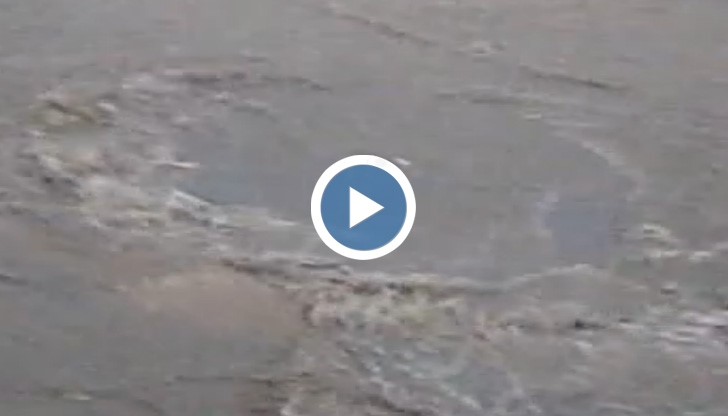 Реки по русенските улици носят блокове асфалт