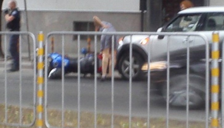 Разсеяна шофьорка се натресе в полицейски мотор