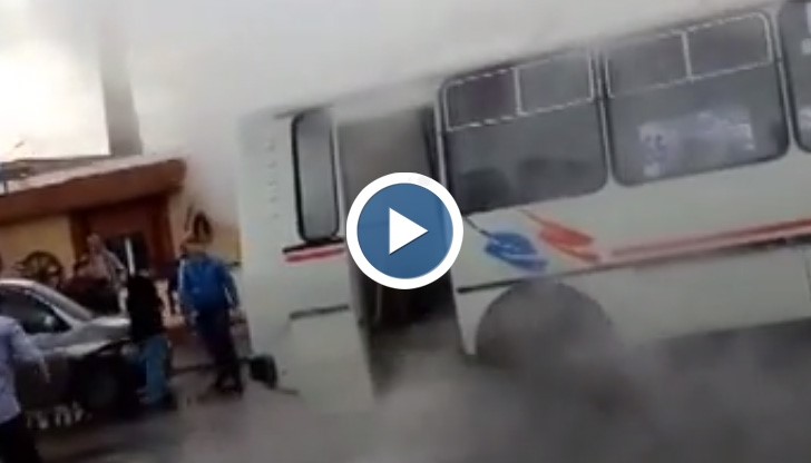 Водопровод с гореща вода избухна под автобус, 9 са пострадали