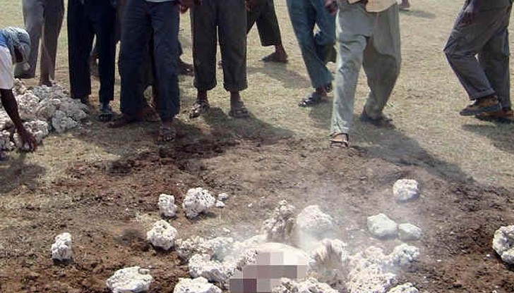 В Пакистан убиха с камъни 25-годишна жена, омъжила се по любов