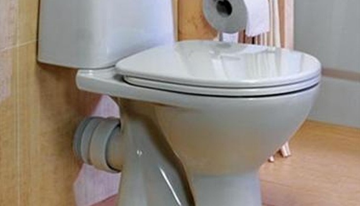 Русенка роди в тоалетната и остави бебето си да умре там