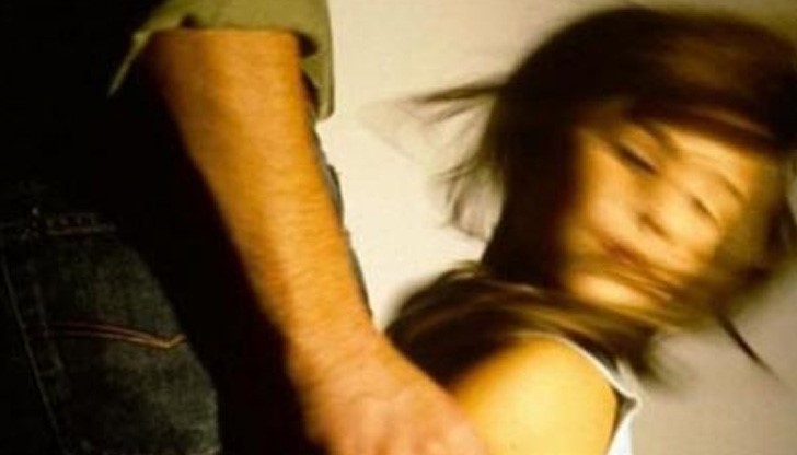 Младоженец изнасили 14-годишна под носа на бременната си съпруга