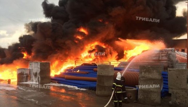 Пожарникарите безсилни пред огнения ад във Враца