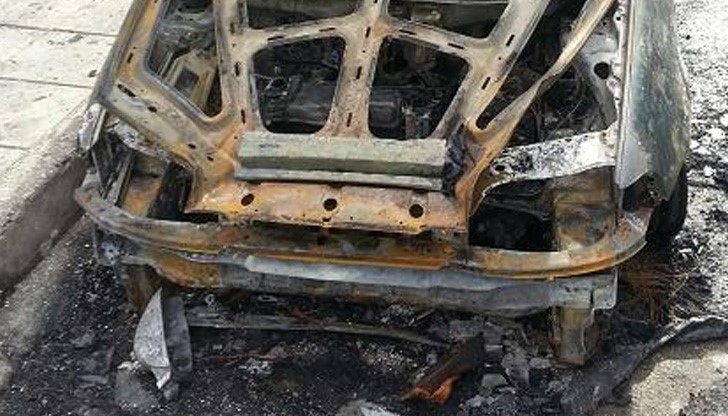 Колата на седнал да кара пиян шофьор се запали в движение Колата на седнал да кара пиян шофьор се запали в движение