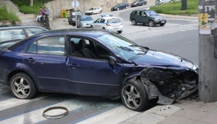 Автомобил се разби в стълб, шофьорът получи гърч