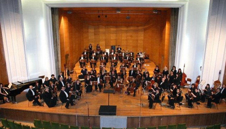 Ученици от Музикалното училище влизат в Русенската филхармония