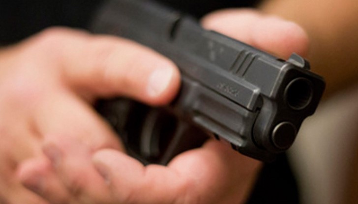 Бизнесмен плаши с пистолет бившата си в сладкарница