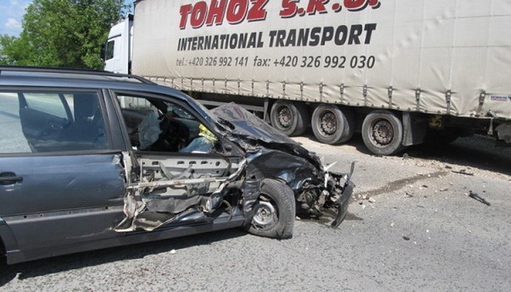 Лек автомобил се заби в ТИР на пътя Русе - Бяла Лек автомобил се заби в ТИР на пътя Русе - Бяла