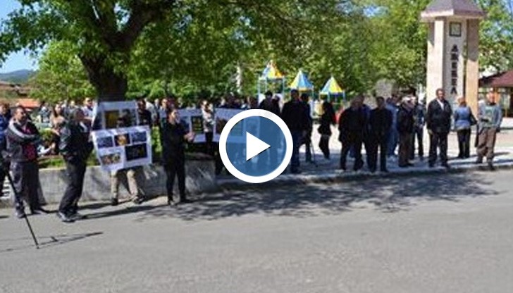 Протестиращи в Джебел срещу двойния убиец и майка му искат смъртно наказание