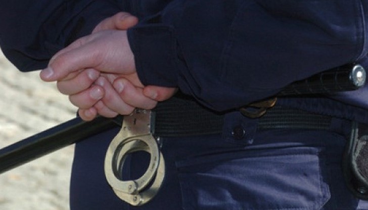 Буйна мадама си тръгна с белезници от Земеделската служба в Две могили Буйна мадама си тръгна с белезници от Земеделската служба в Две могили