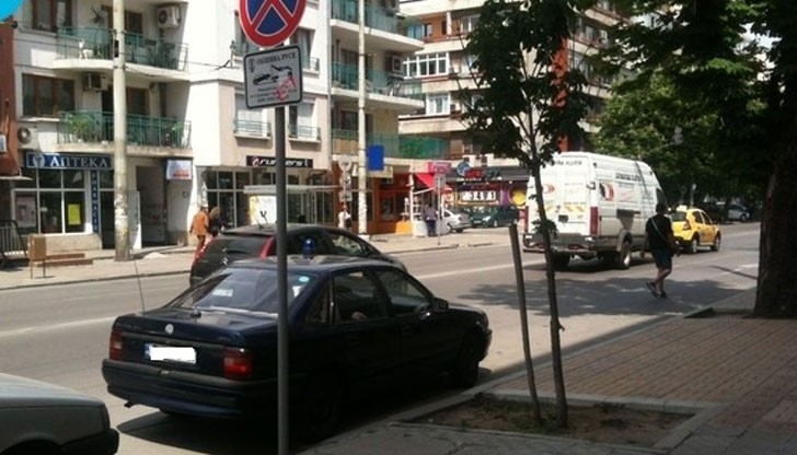 Кола със синя лампа спира, където иска