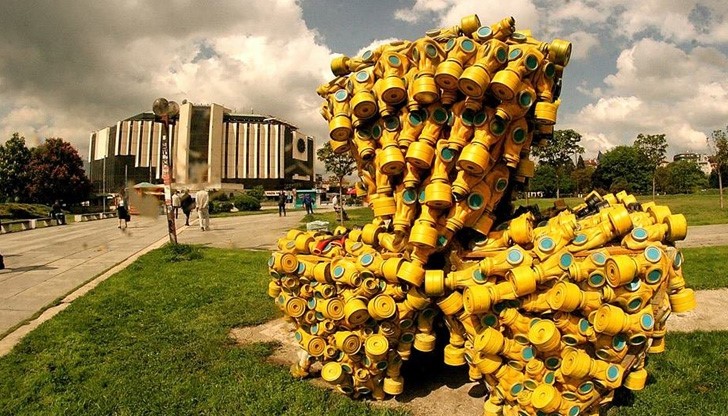 Паметник от противогази припомня за трагедията в Чернобил