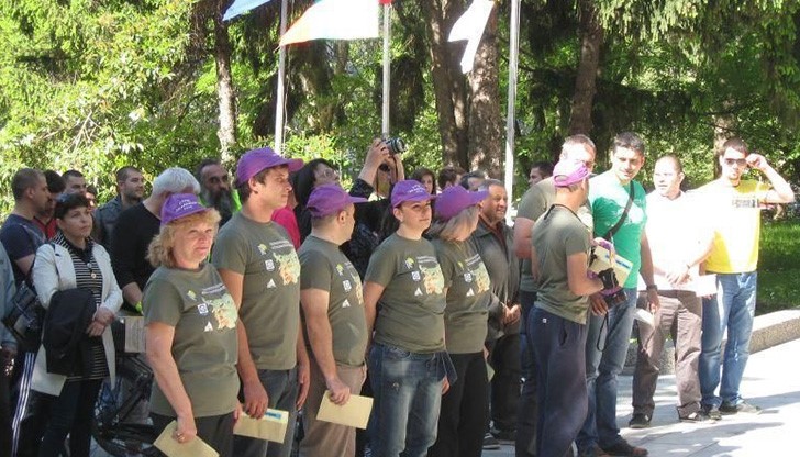 Студенти "скрепиха`" копие на Рибния буквар пред РУ