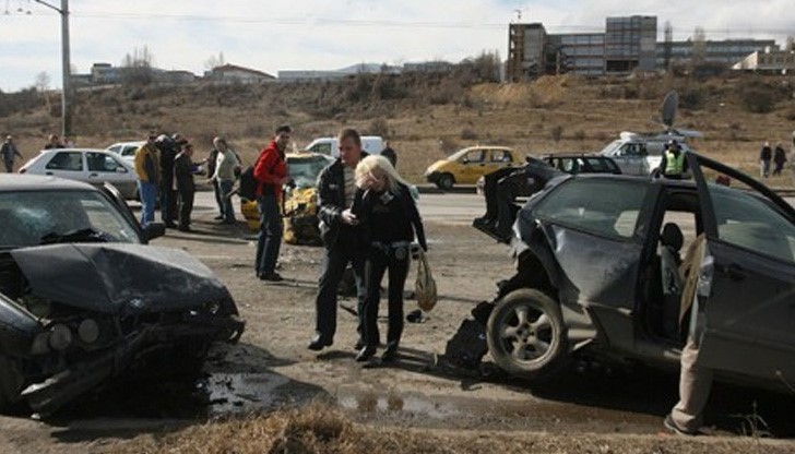 28-годишен е с опасност за живота след авто-меле
