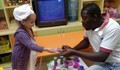 Чуждестранни стажанти учат малчугани на английски език в Русе