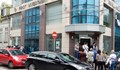 Опашки от хора се извиха пред Първа инвестиционна банка в Русе
