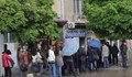 Платени поставени лица всявали паника сред чакащите пред банките