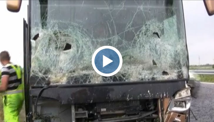 Автобус пълен с туристи катастрофира на АМ "Тракия"