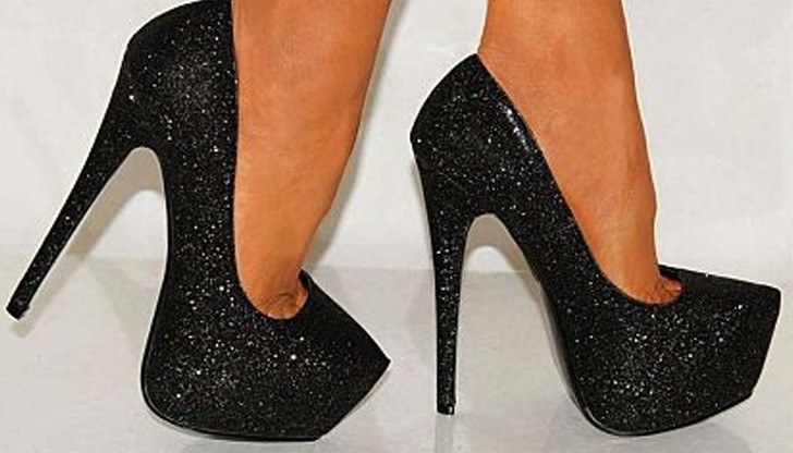 Депутат иска да бъдат забранени високите токчета