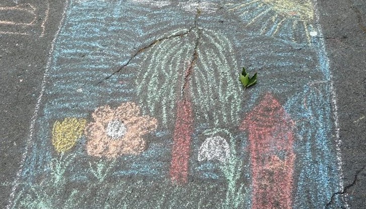 Малчугани рисуват цветя и билки пред Доходното здание Малчугани рисуват цветя и билки пред Доходното здание