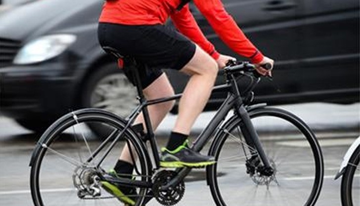 Майка и дете велосипедисти едва не бяха прегазени на пешеходната пътека край "Халите" Майка и дете велосипедисти едва не бяха прегазени на пешеходната пътека край "Халите"