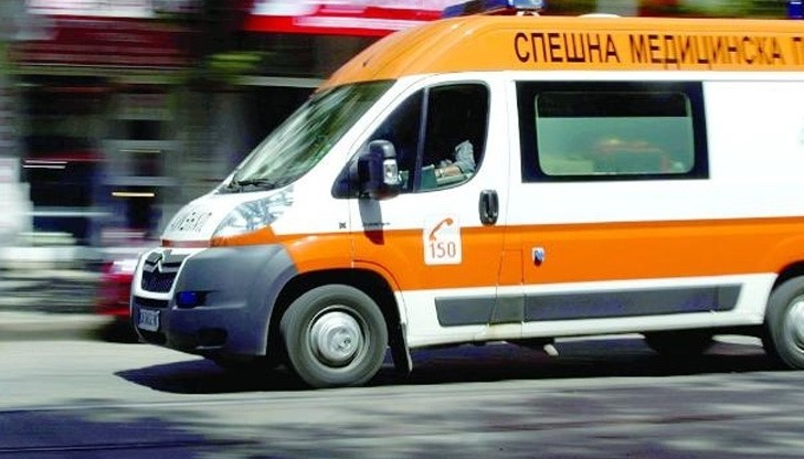Таксиджия блъсна две деца на велосипед, прати едното в болница