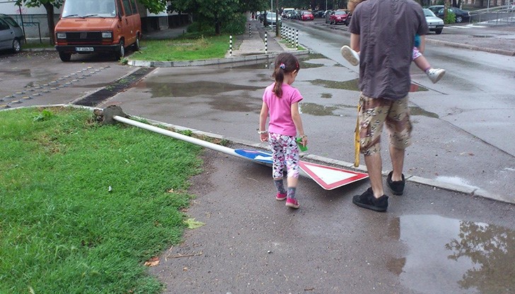 Пътен знак, забит като свещичка