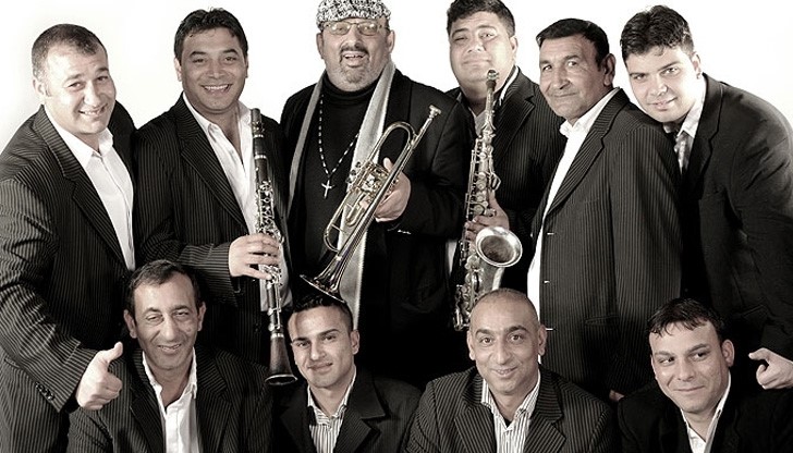 Оркестър "Карандила"  забавлява жителите на кв. "Селеметя" тази вечер