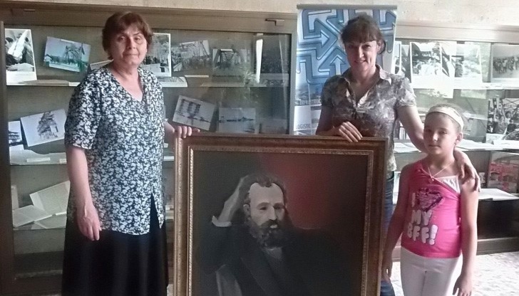 Дариха Русенската библиотека с портрет на патрона й