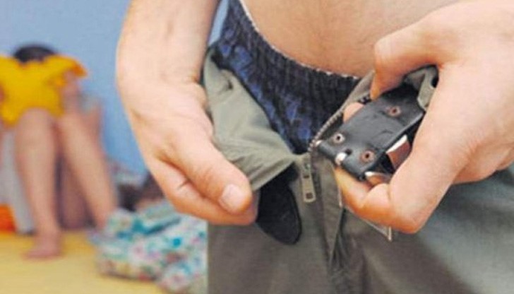 Педофил примами 8-годишно момиченце в дома си и се гаври с него Педофил примами 8-годишно момиченце в дома си и се гаври с него