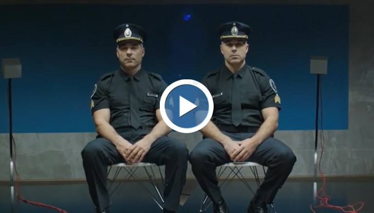 Еднояйчни близнаци. Единият от двамата получава дъвка