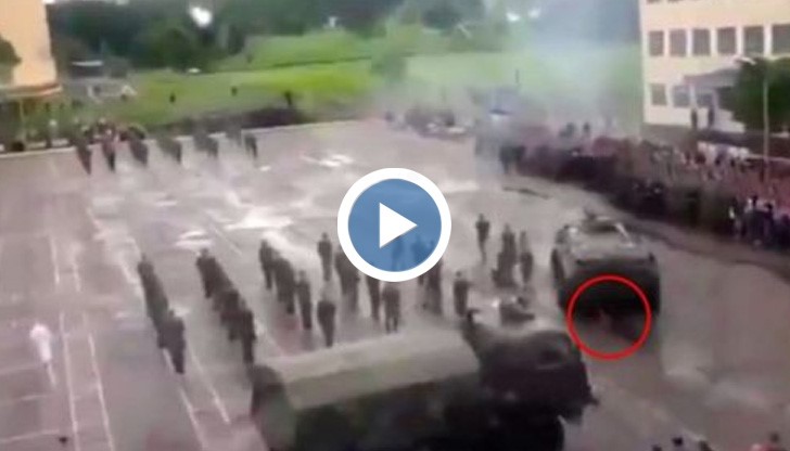 20-тонен танк прегази войник по време на парад