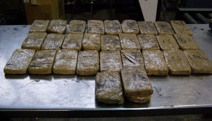 Трафикант на дрога заряза автомобил с 15 кг. хероин на Дунав мост