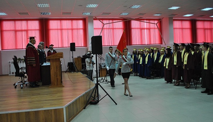 Кметът връчи дипломите на отличниците от СОУ "Васил Левски"