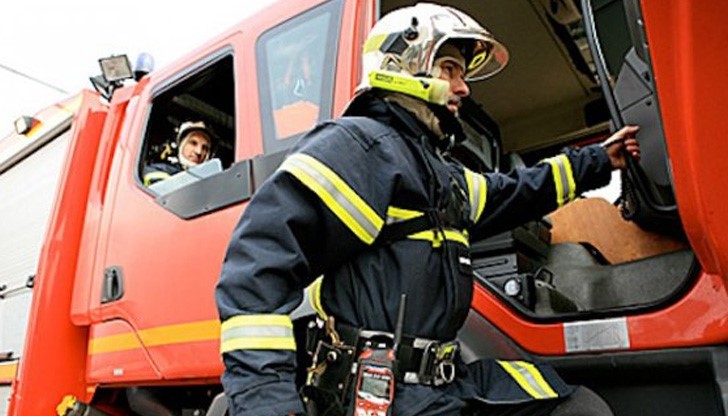 Огнеборци гасиха пожар в кв. "Дружба" тази сутрин Огнеборци гасиха пожар в кв. "Дружба" тази сутрин