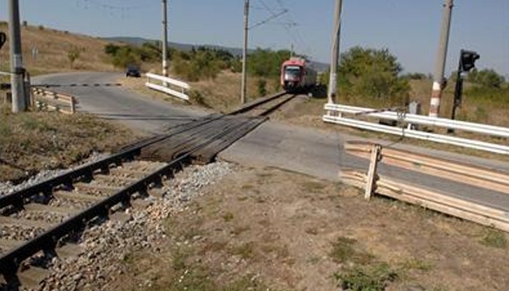 Влак премаза лека кола на жп прелез