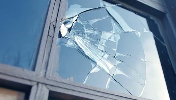 Пиян мъж троши прозорец в Спешното, иска да скача през него Пиян мъж троши прозорец в Спешното, иска да скача през него
