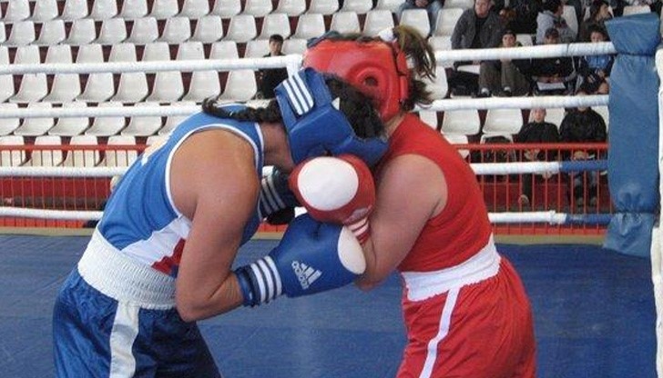 Три русенки се борят за медали от европейското по бокс в Букурещ Три русенки се борят за медали от европейското по бокс в Букурещ