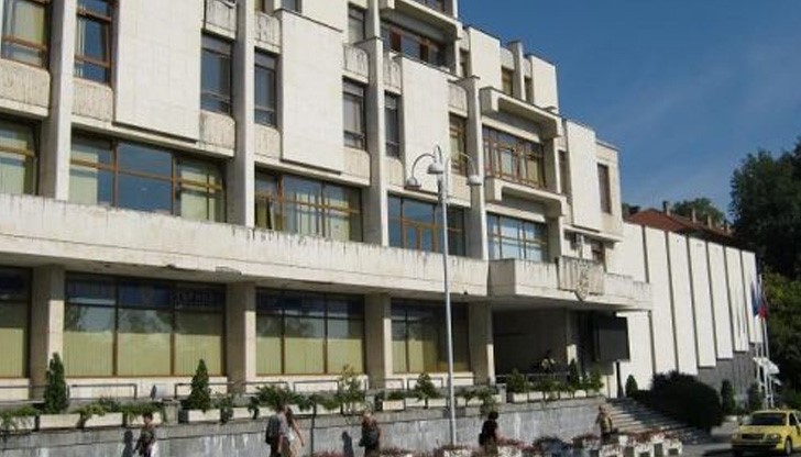 Вандал обстреля общината в Търново с камъни