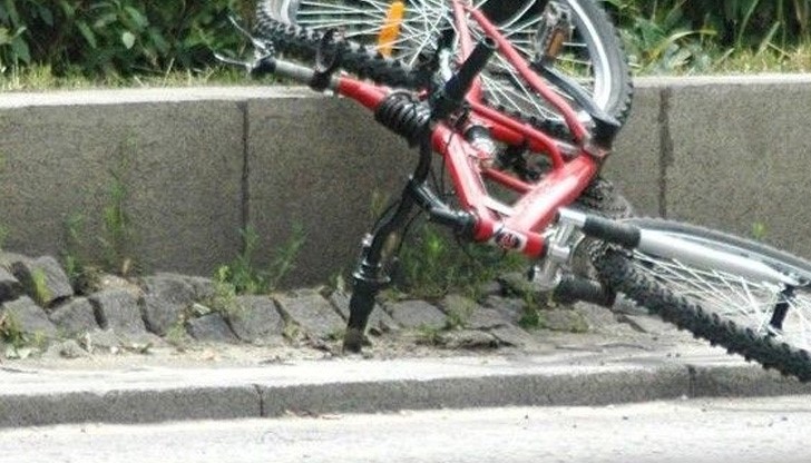 Велосипедист сече пътя на колега в кв. "Здравец", прати го в болница