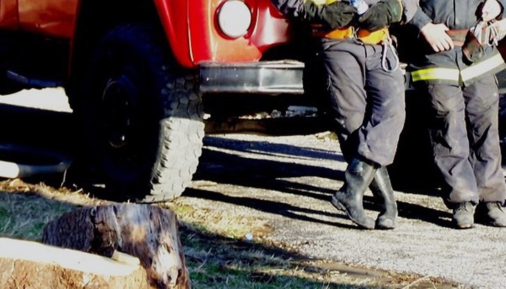 Огнеборци гасиха кола в Сливо поле Огнеборци гасиха кола в Сливо поле