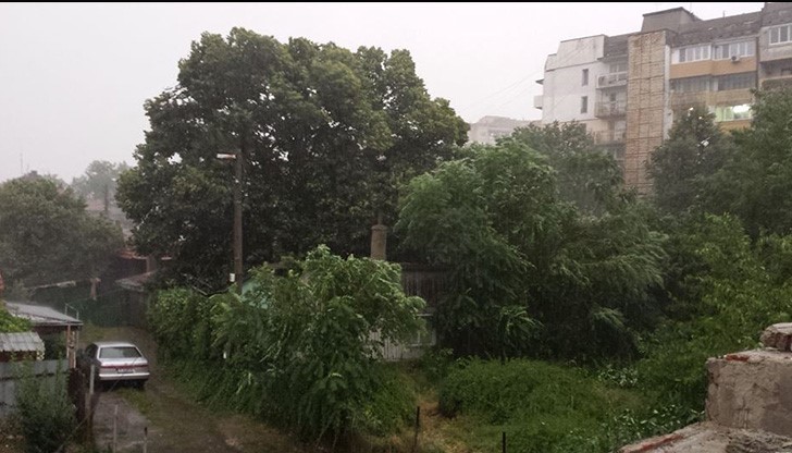 Буря с мощен вятър и дъжд връхлетя Русе и София