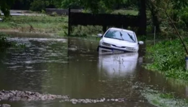 Водолаз извади като по чудо трима с дете от потопена кола