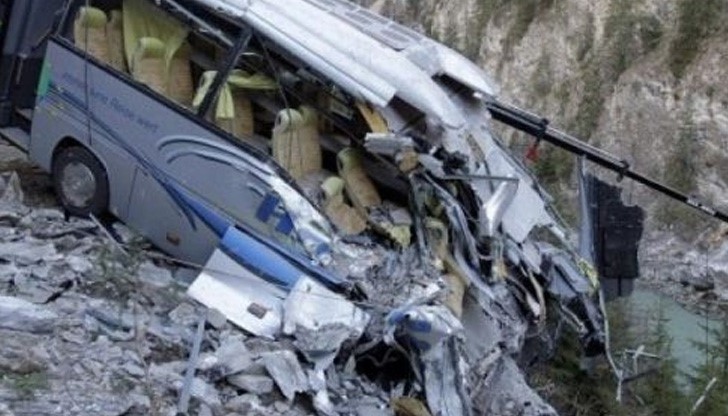Автобус се разби в пропаст, 11 са загиналите до момента
