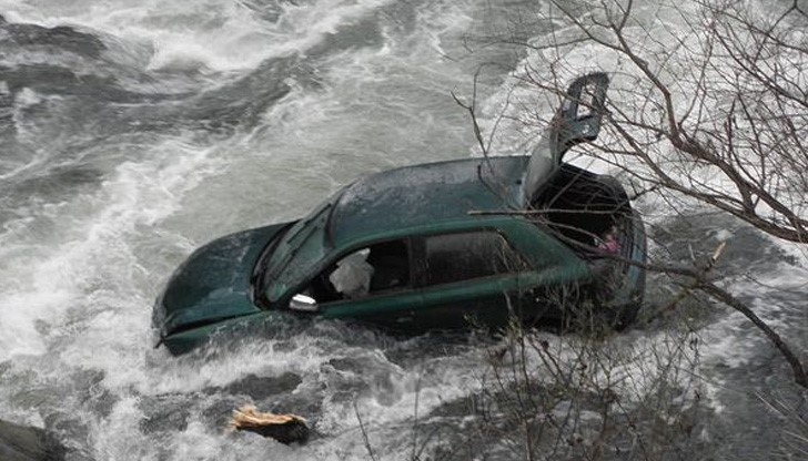 Кола се носи по р. Струма след семеен скандал Кола се носи по р. Струма след семеен скандал