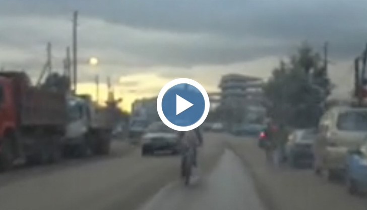 Велосипедист вози...козел на гърба си!