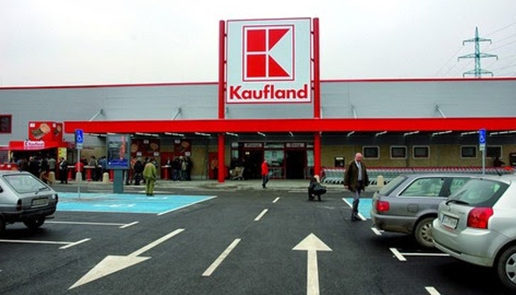 Стресирани клиенти на "Кауфланд": Чистачки "яздят" с бясна скорост почистващите машини, крещят на пазаруващите