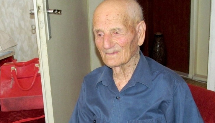 Дядо Петър отпразнува своите 103 г. в Русе, ветеран е от Втората световна война