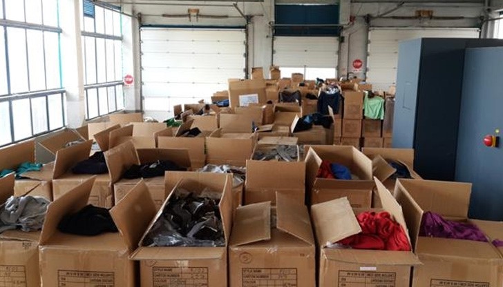 Митничари задържаха над 55 хил. дрехи ментета на известни марки Митничари задържаха над 55 хил. дрехи ментета на известни марки